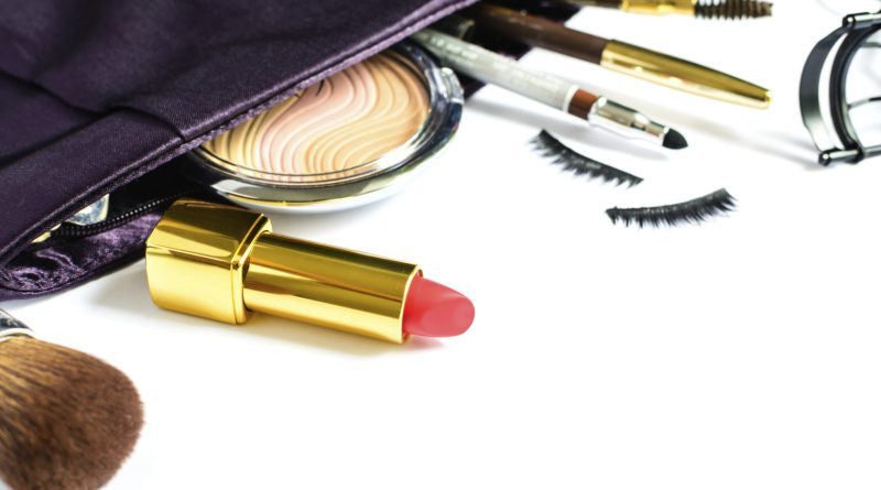 9 cosméticos que no pueden faltar en tu bolso